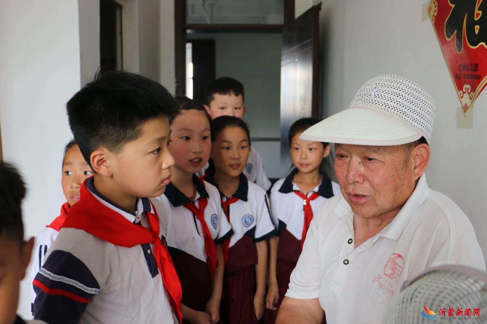 临沂新桥小学走进兰山区方城镇敬老院献爱心