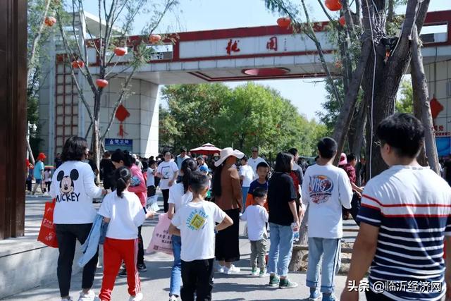 玩转临沂：国庆假期第二天，龙园景区游人络绎不绝，热闹非凡！