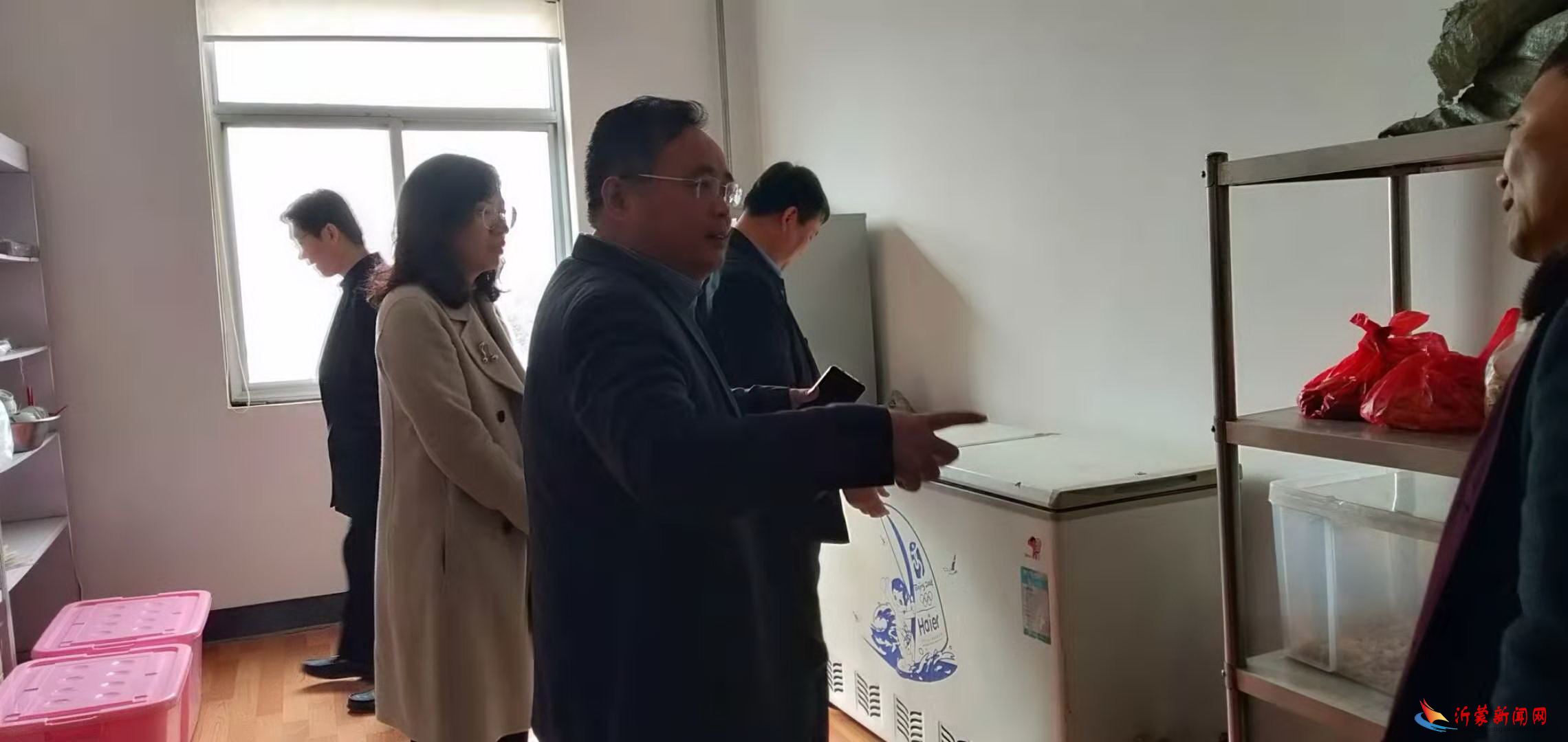 方城镇领导班子到敬老院看望慰问老人