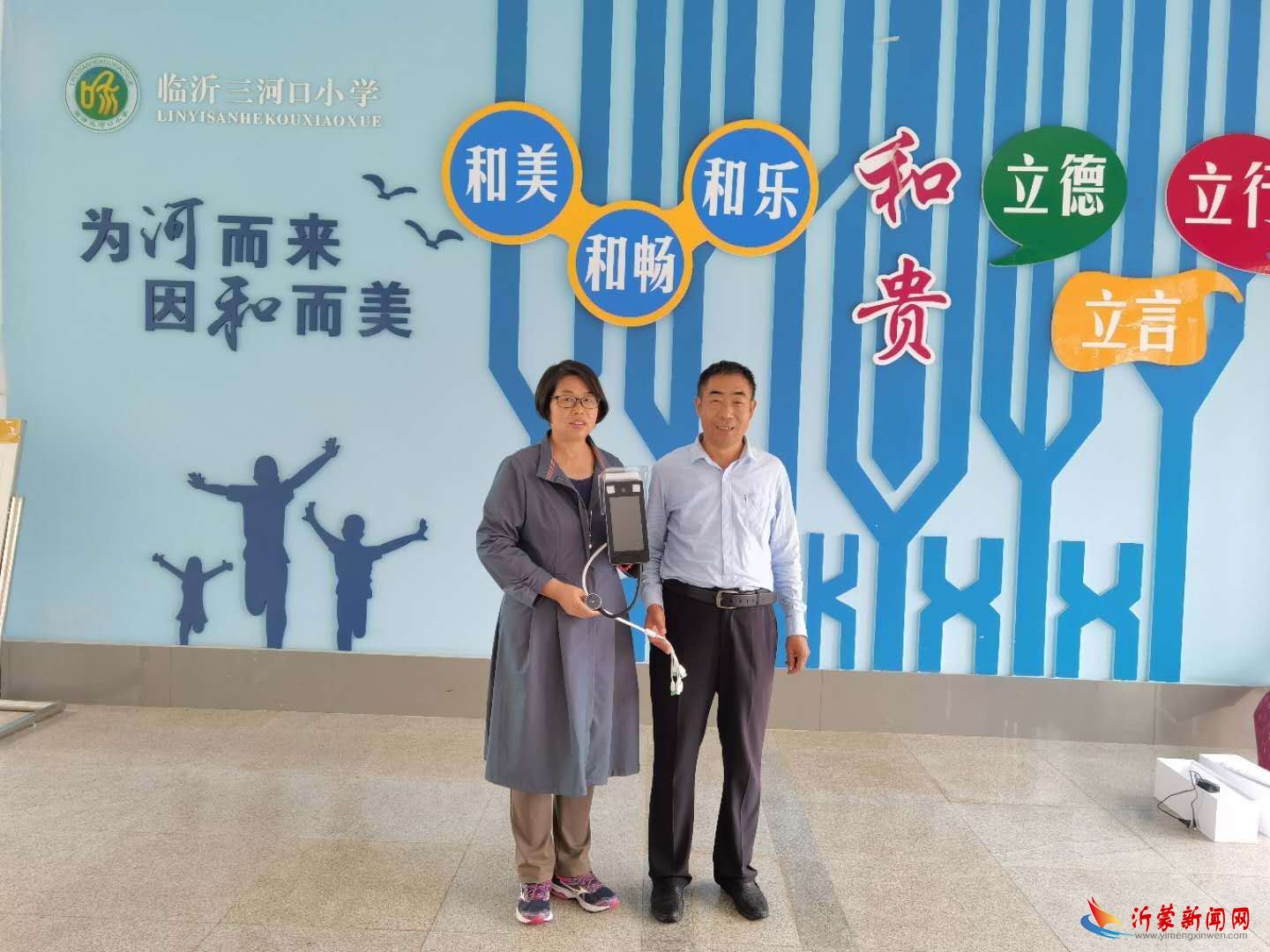 爱心企业向临沂部分学校捐赠人脸识别测温设备