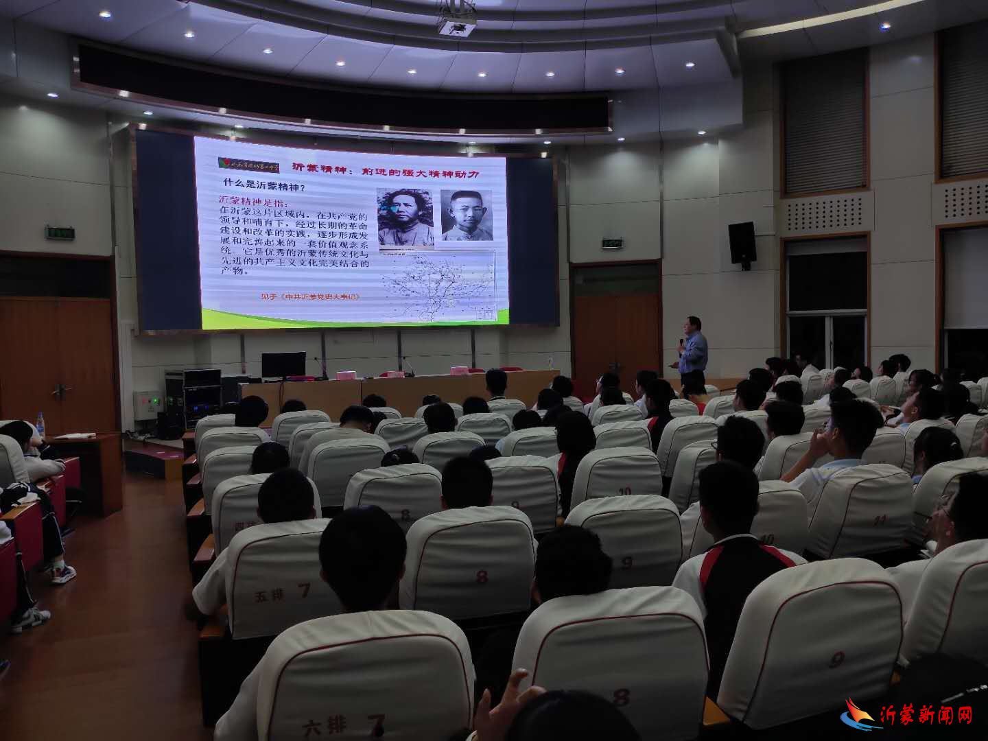 走出半生，归来仍是少年！