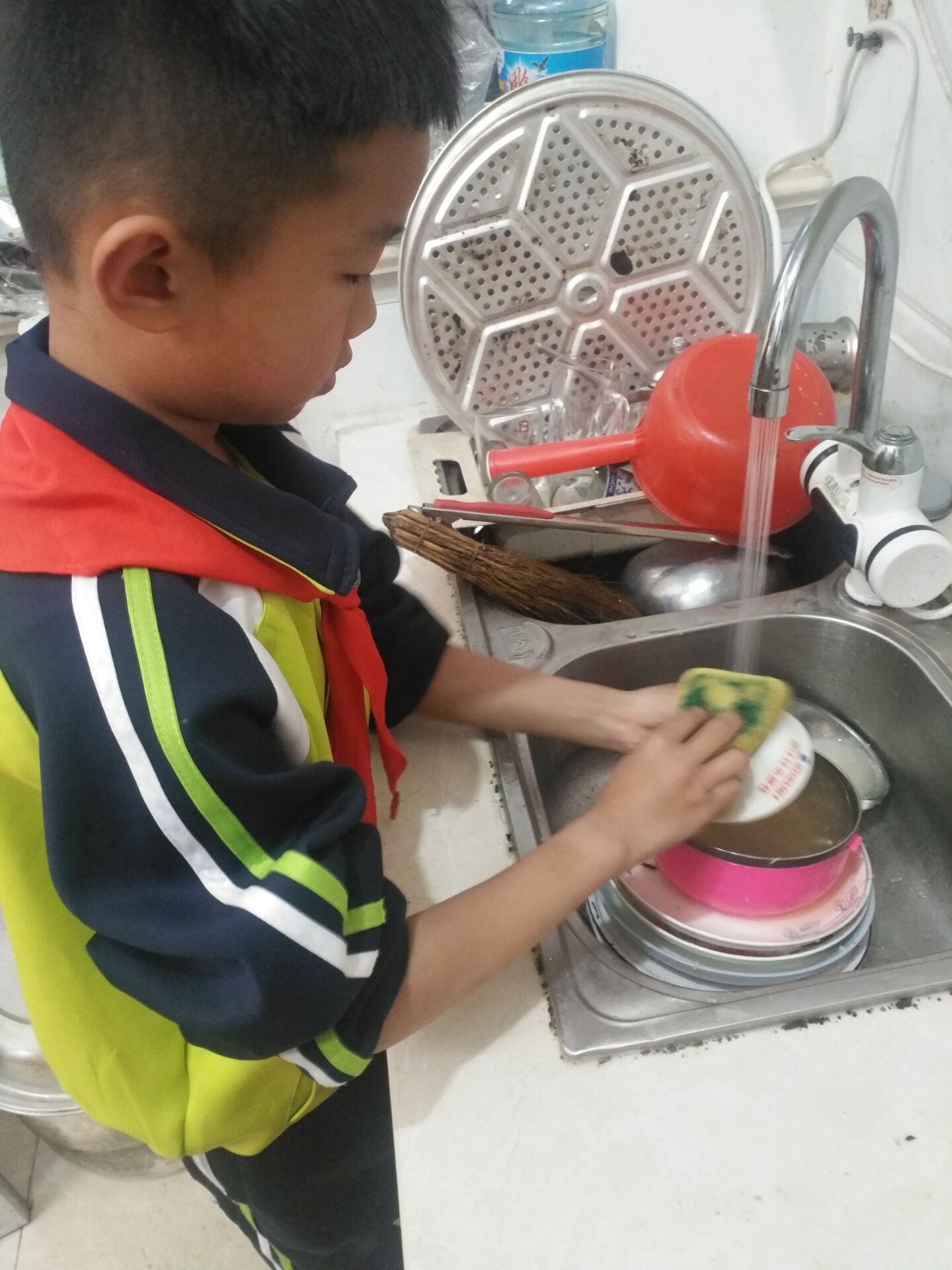 莒南县大店镇仕沟小学举行“知恩、感恩、报恩”感恩节系列主题活动