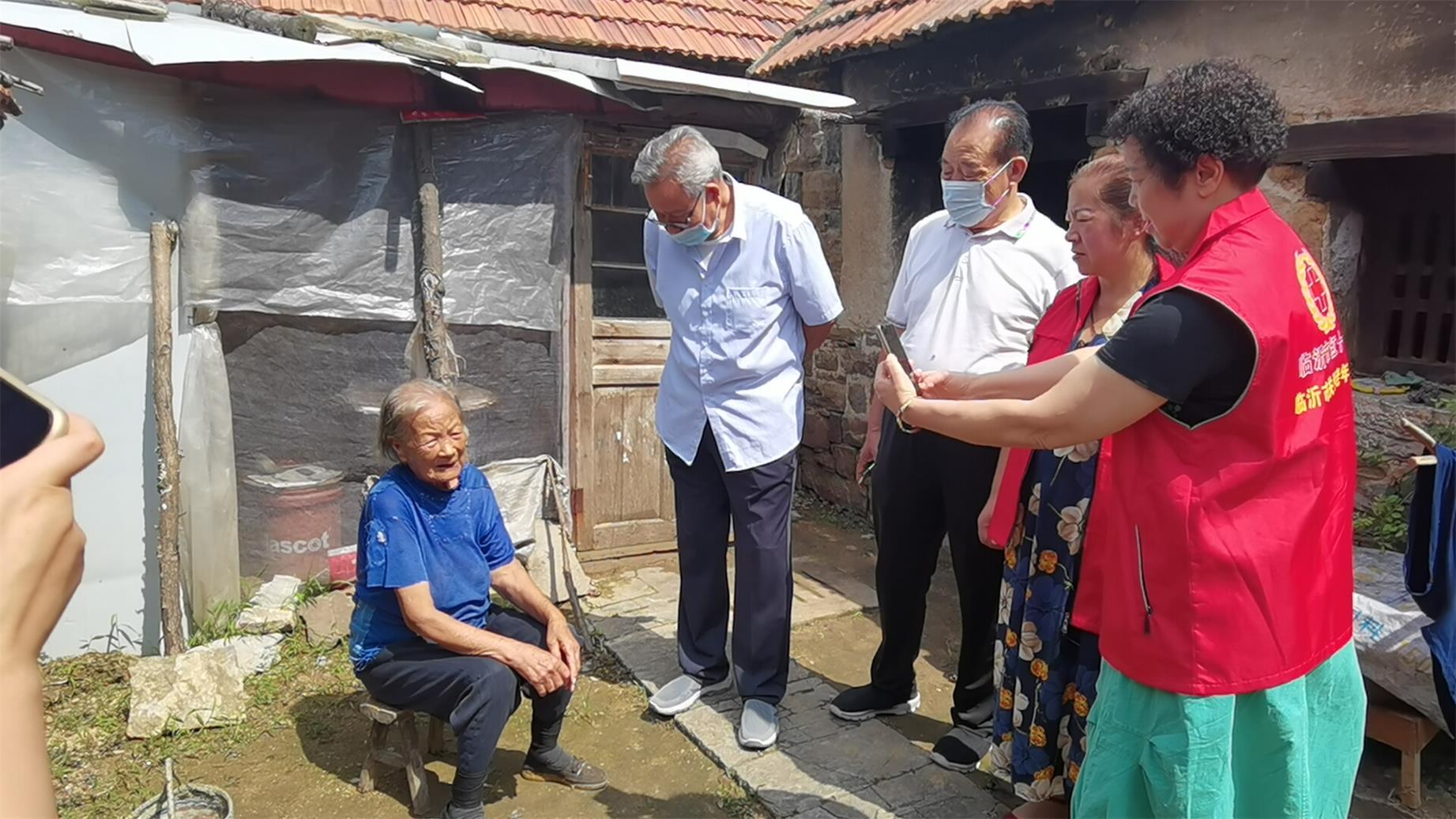 临沂市关爱老年人协会走访慰问沂南县孤寡贫困老年人  浓浓关怀暖人心