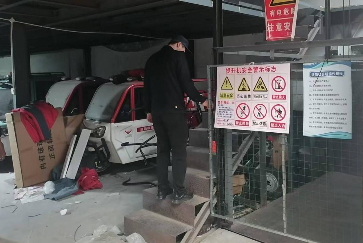 张王庄社区开展货物提升机安全专项排查整治行动