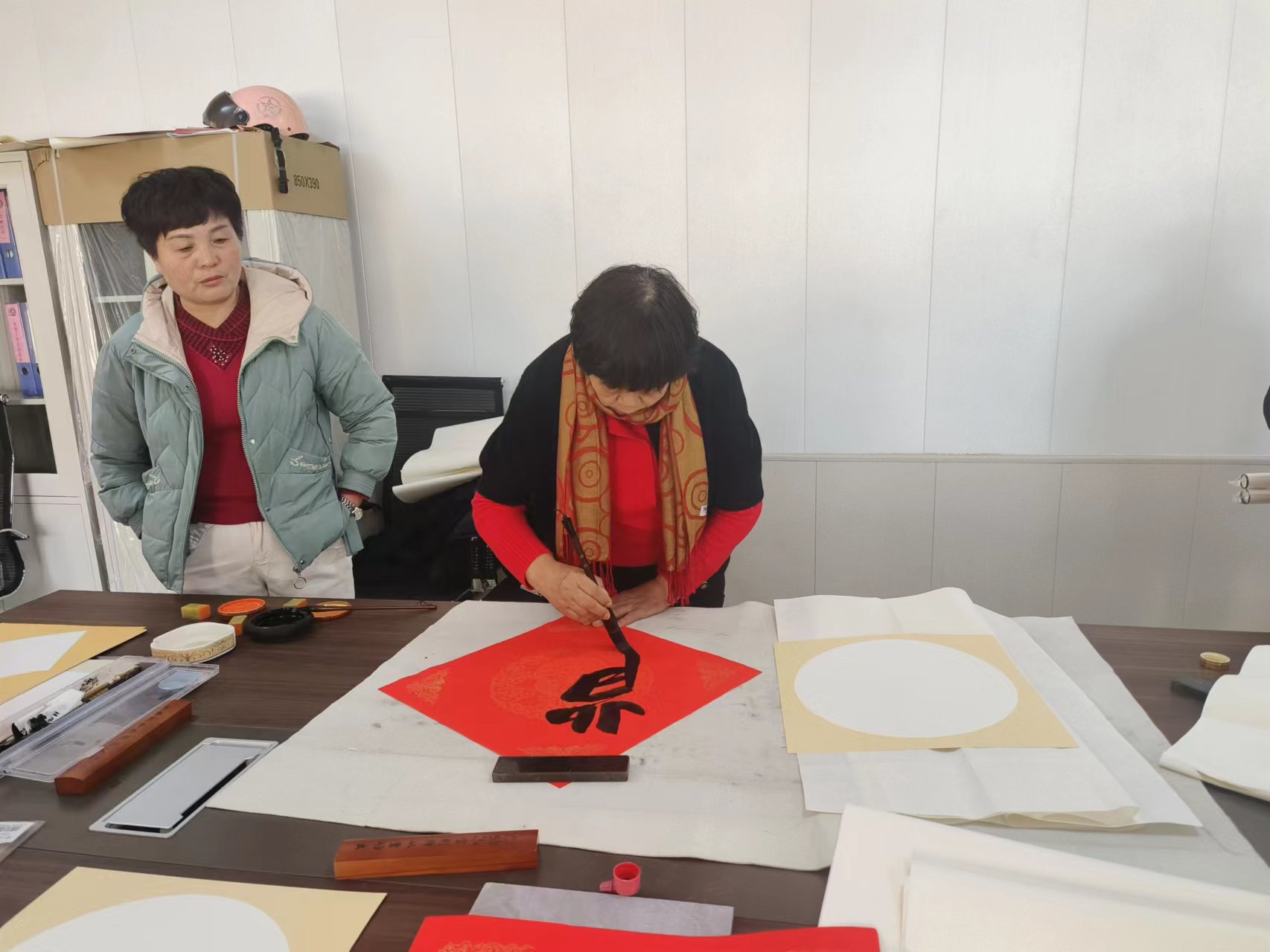 迎新春送春联，书法家走进后十社区，喜气洋洋迎新年