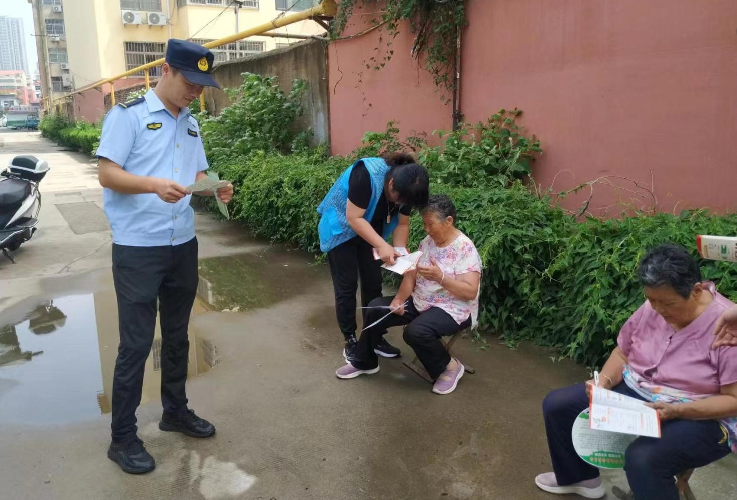 张王庄社区深入辖区老旧小区开展“敲门入户”宣传活动