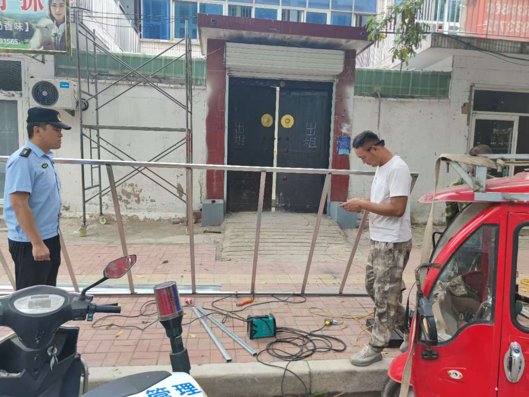 张王庄社区开展电气焊动火作业检查指导与宣传