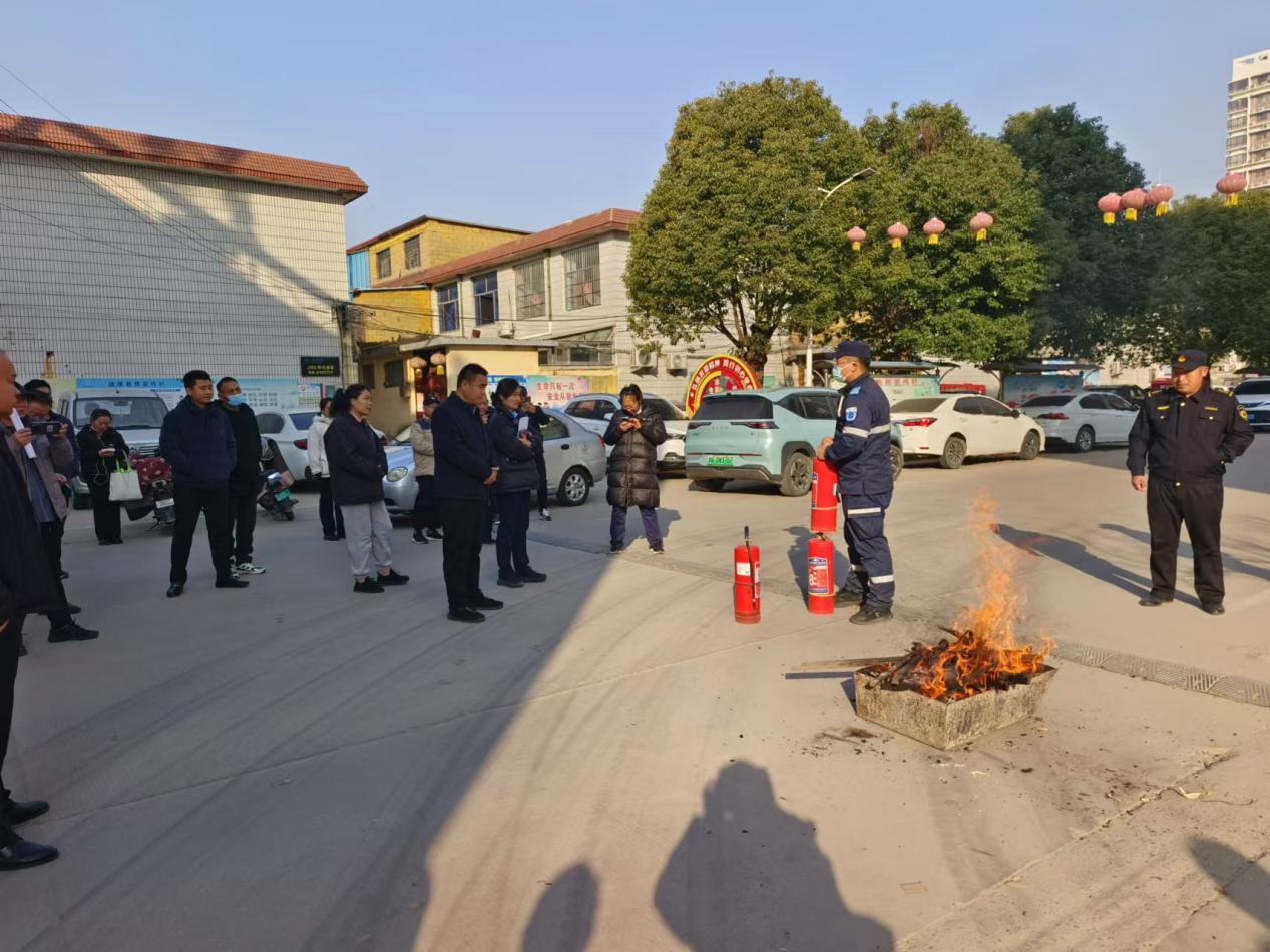后十社区开展2025年 3 月九小场所消防安全培训活动