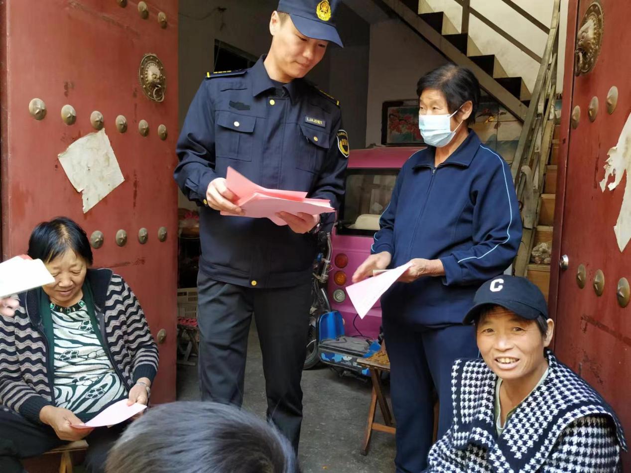 开展消防检查 拧紧社区“安全阀”